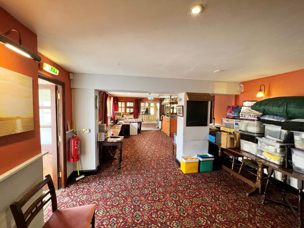 Lot: 135 - PUBLIC HOUSE ON PLOT OF OVER A THIRD OF AN ACRE - Customer area